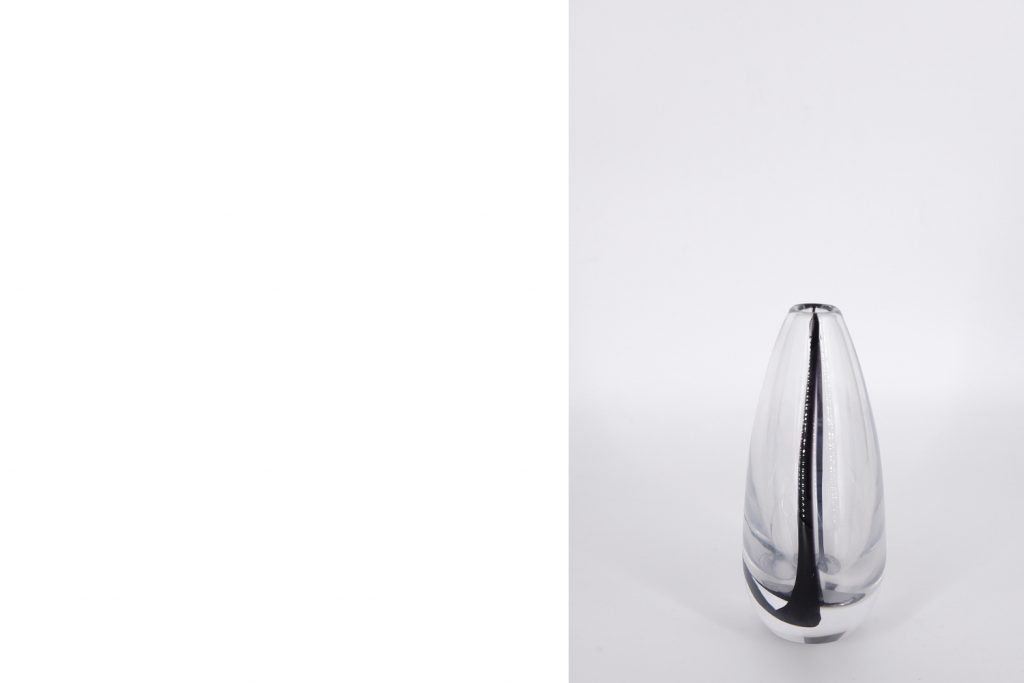 Scandinavian Glass Contour Vase by Vicke Lindstrand for Kosta, 1950s