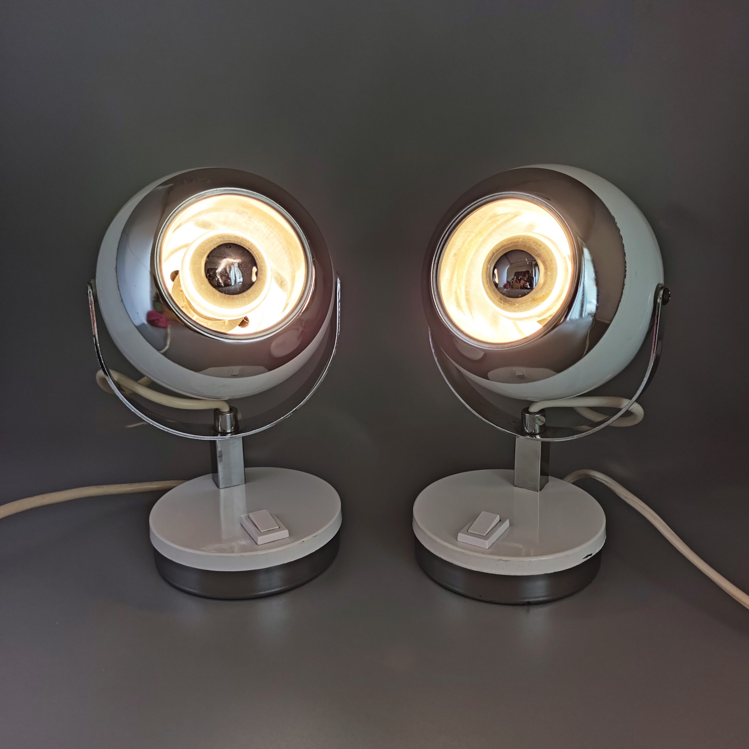 1970s Pair of White Eyeball Table Lamps by Veneta Lumi. Made in Italy