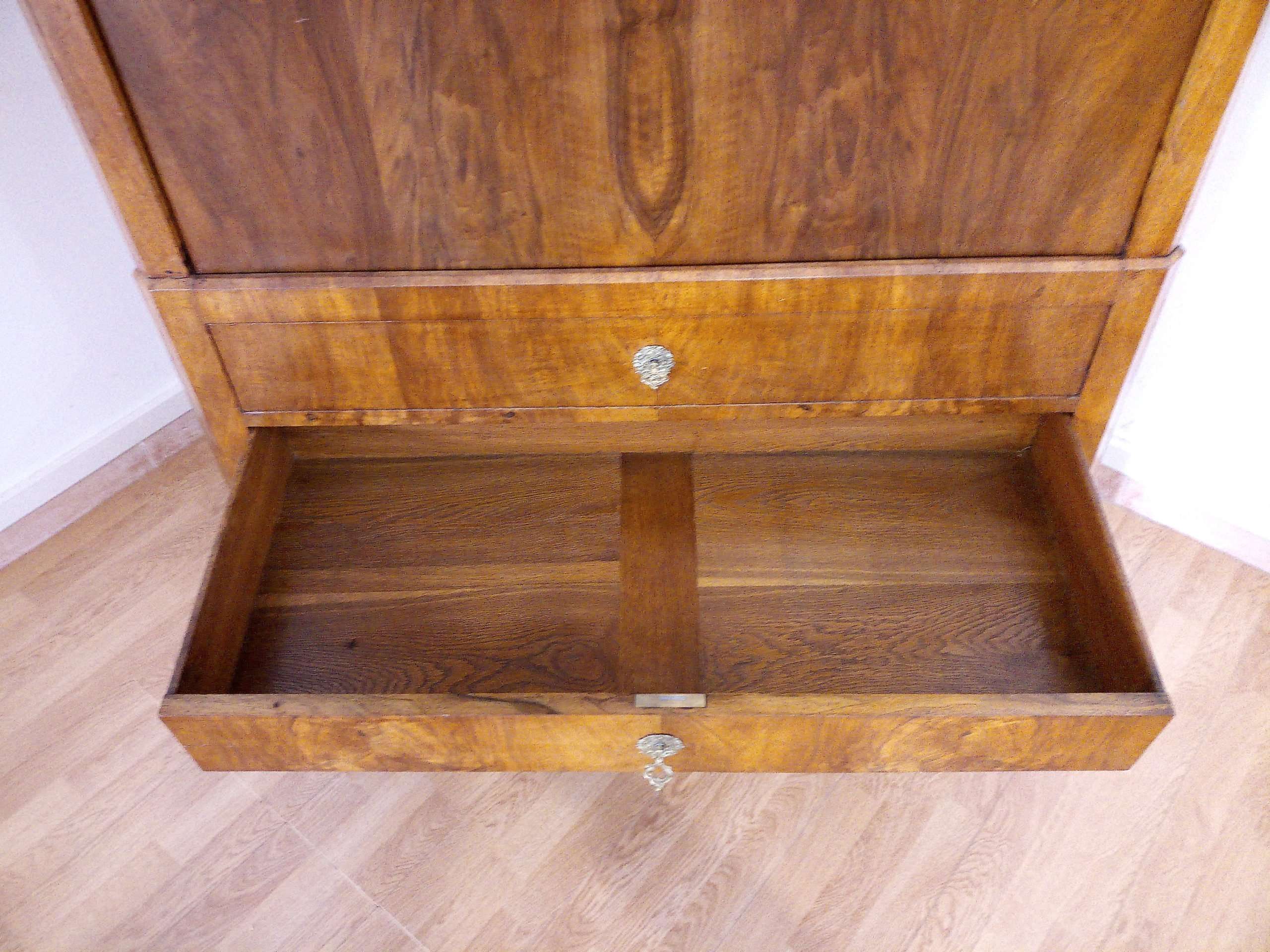 Nineteenth century secretaire in solid oak and walnut root