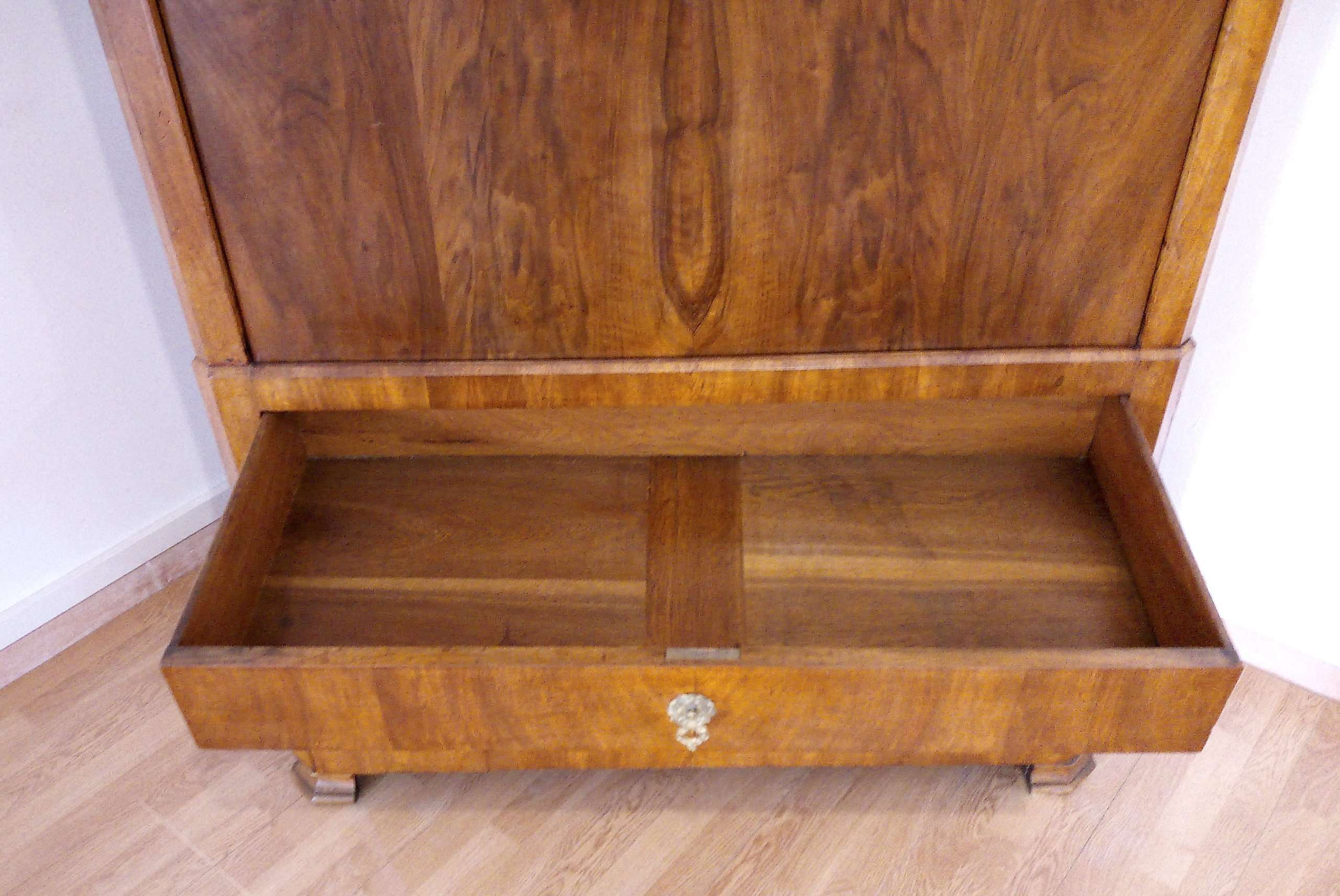 Nineteenth century secretaire in solid oak and walnut root