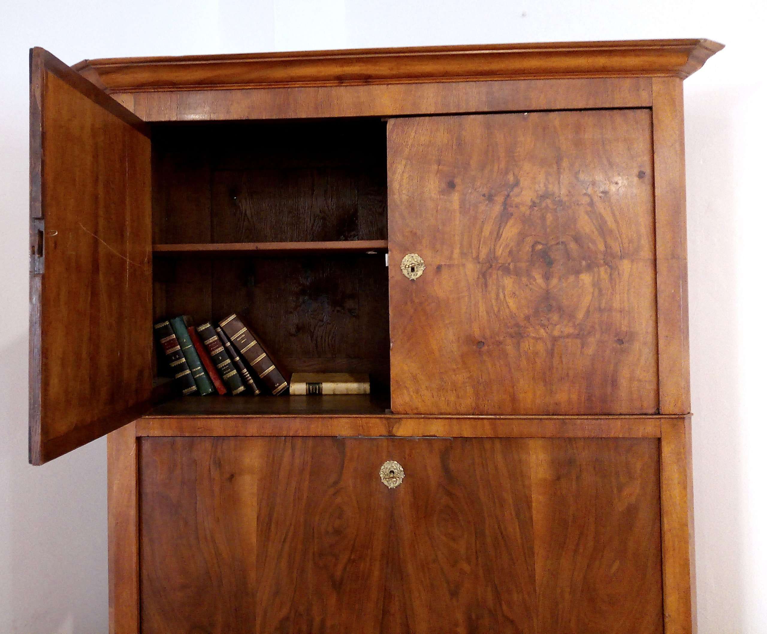 Nineteenth century secretaire in solid oak and walnut root
