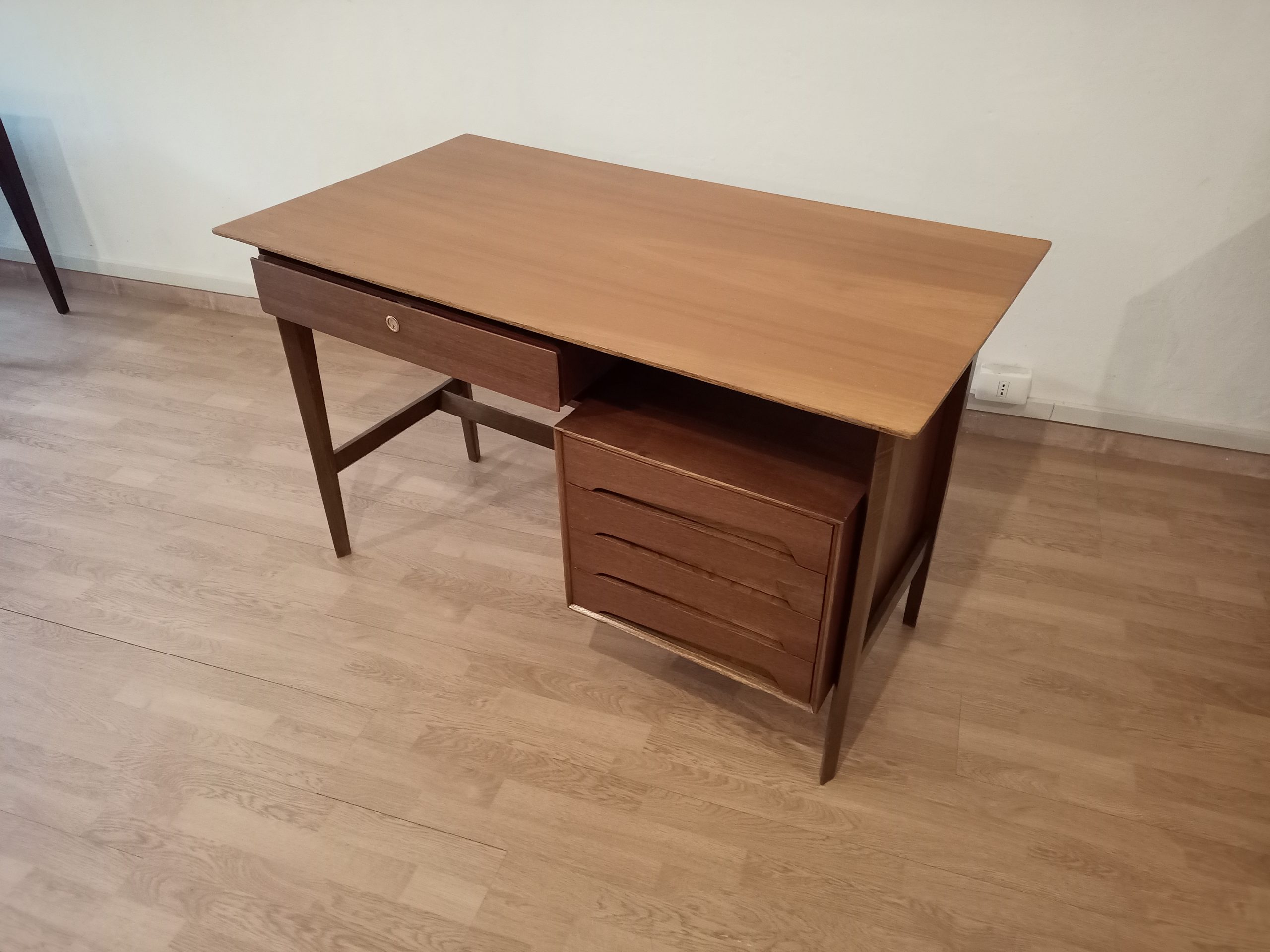 Desk in Teak Oak and Brass by Edmondo Palutari for Dassi