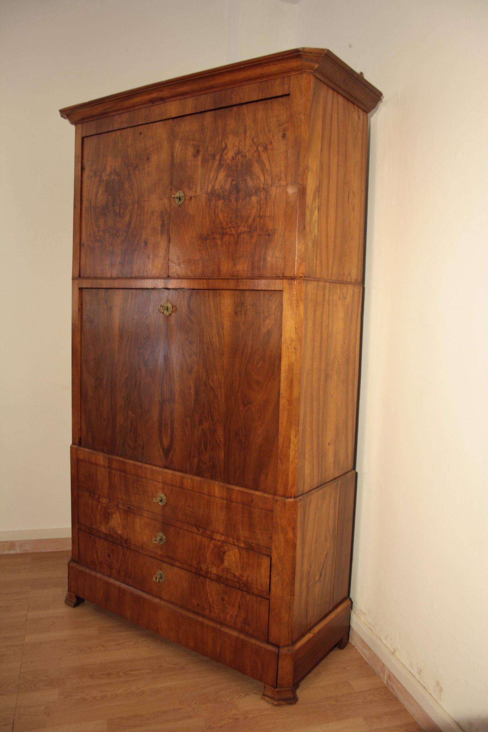 Nineteenth century secretaire in solid oak and walnut root