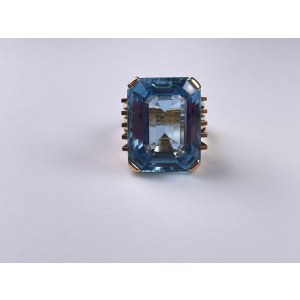 Art Deco Ring, 18K gold, with a large Santa Maria color Aquamarine of 26,49 ct