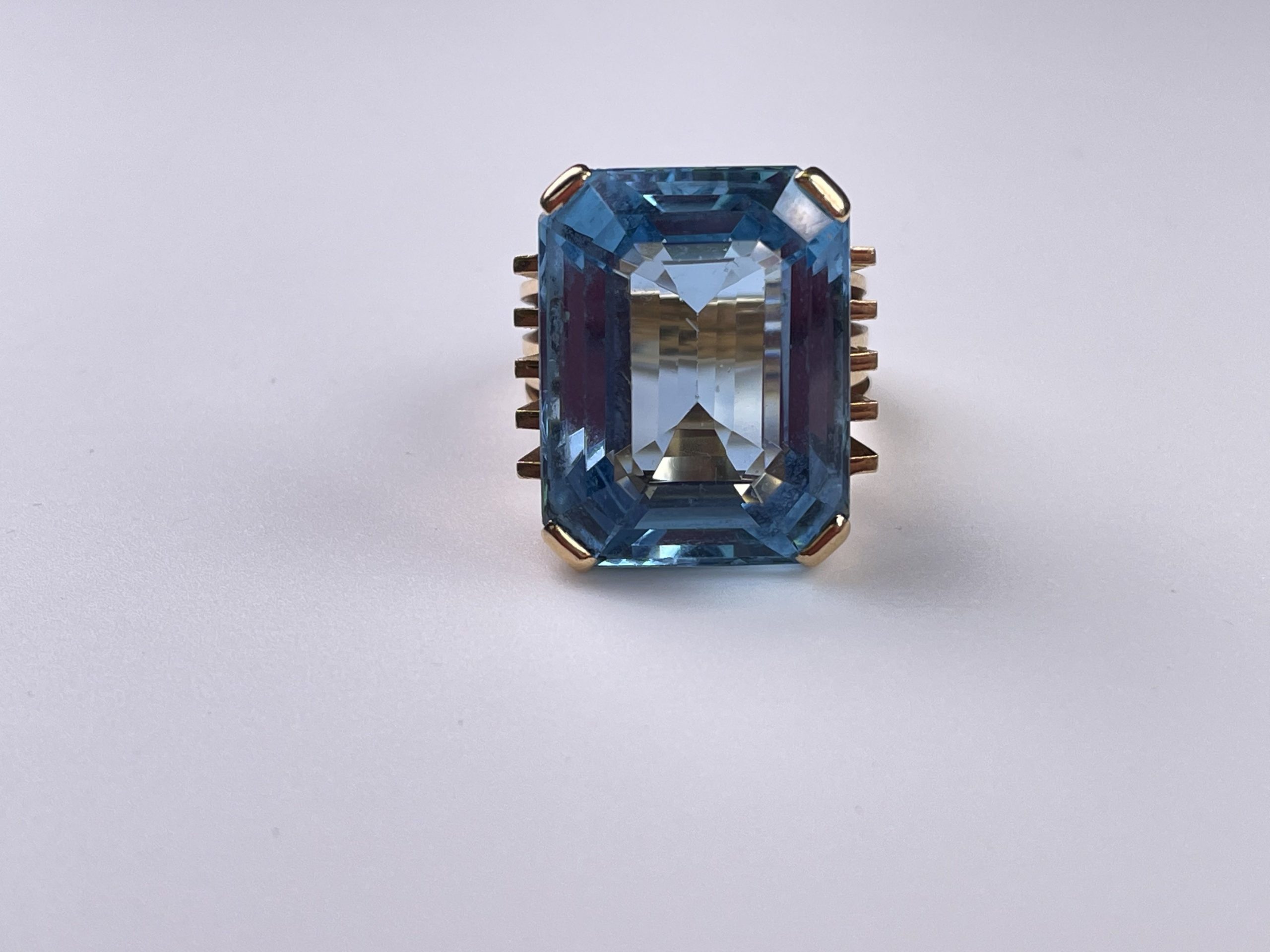 Art Deco Ring, 18K gold, with a large Santa Maria color Aquamarine of 26,49 ct