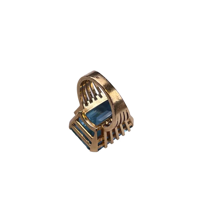 Art Deco Ring, 18K gold, with a large Santa Maria color Aquamarine of 26,49 ct