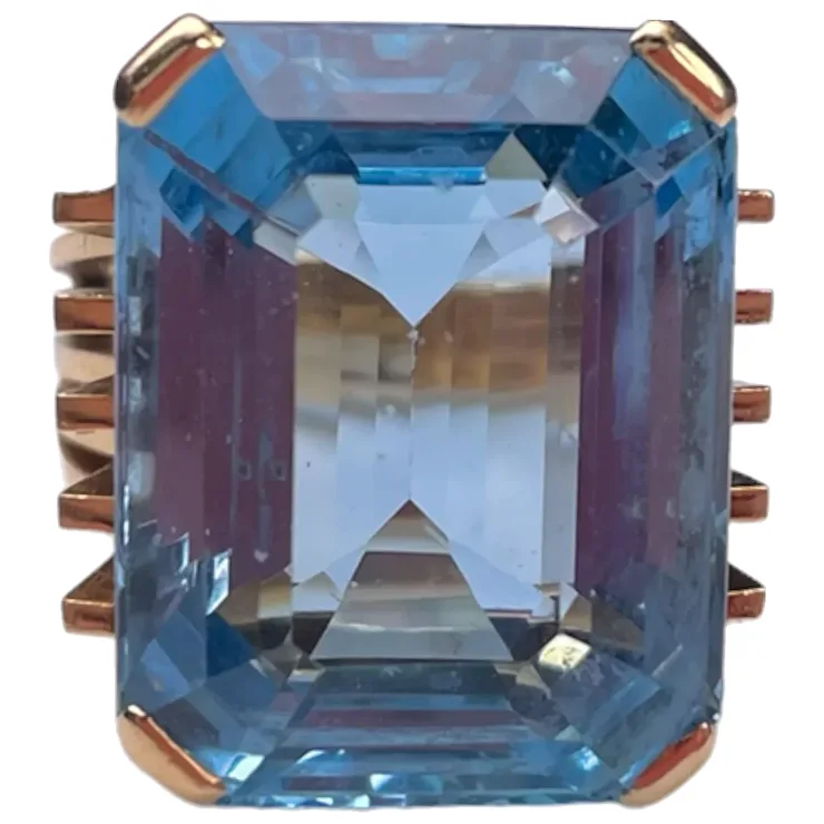 Art Deco Ring, 18K gold, with a large Santa Maria color Aquamarine of 26,49 ct