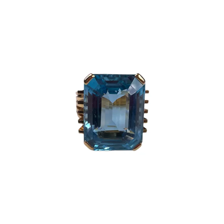 Art Deco Ring, 18K gold, with a large Santa Maria color Aquamarine of 26,49 ct
