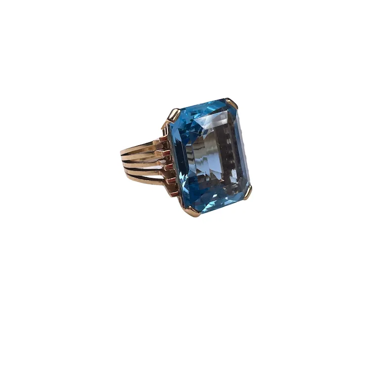 Art Deco Ring, 18K gold, with a large Santa Maria color Aquamarine of 26,49 ct