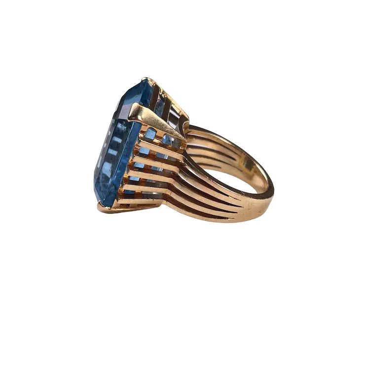 Art Deco Ring, 18K gold, with a large Santa Maria color Aquamarine of 26,49 ct
