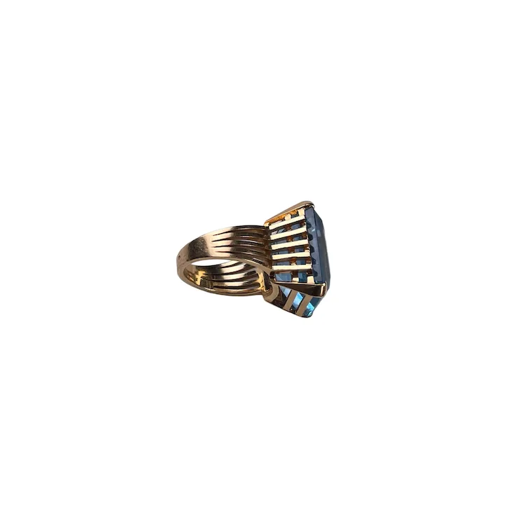 Art Deco Ring, 18K gold, with a large Santa Maria color Aquamarine of 26,49 ct