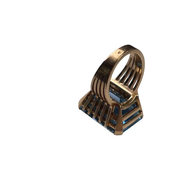 Art Deco Ring, 18K gold, with a large Santa Maria color Aquamarine of 26,49 ct