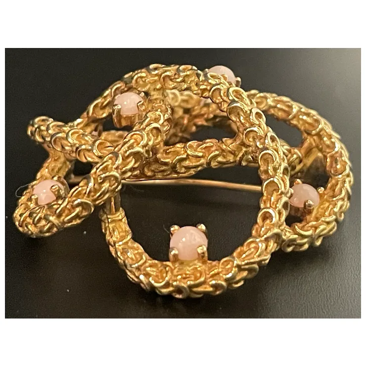 Beautiful French vintage brooch of 18 kt gold and natural corals