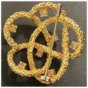 Beautiful French vintage brooch of 18 kt gold and natural corals