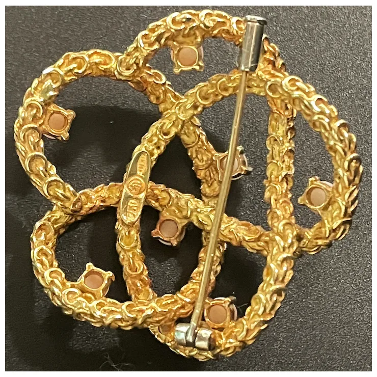 Beautiful French vintage brooch of 18 kt gold and natural corals
