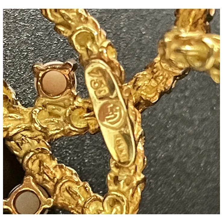 Beautiful French vintage brooch of 18 kt gold and natural corals