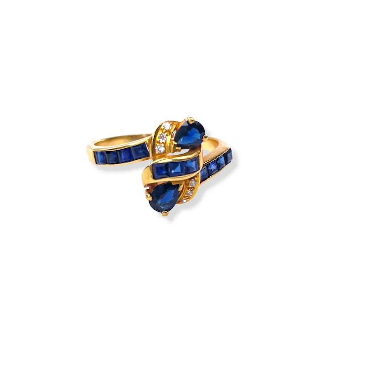 Vintage 18K gold ring with sapphire and diamonds
