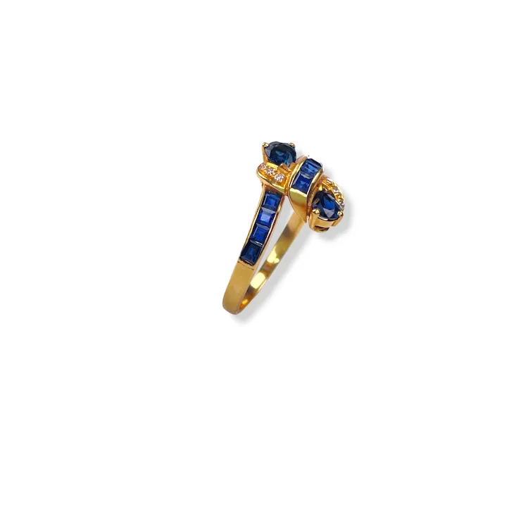 Vintage 18K gold ring with sapphire and diamonds