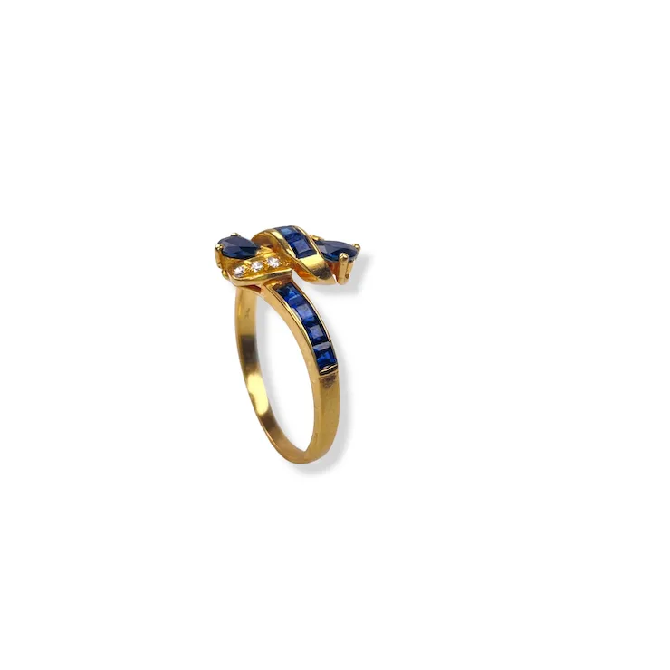 Vintage 18K gold ring with sapphire and diamonds