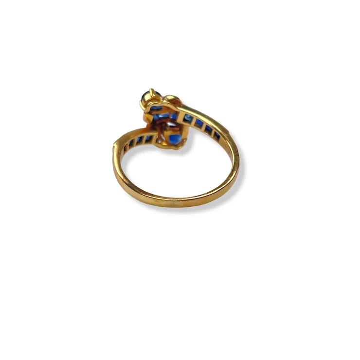 Vintage 18K gold ring with sapphire and diamonds