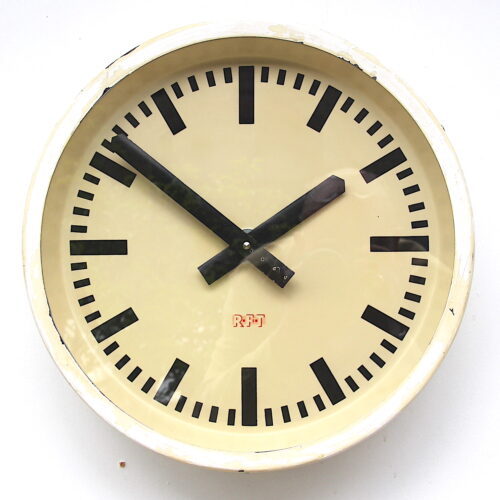 Aged East German vintage wall clock. Made in Leipzig by RFT (Rundfunk- und Fernmelde-Technik), 1952