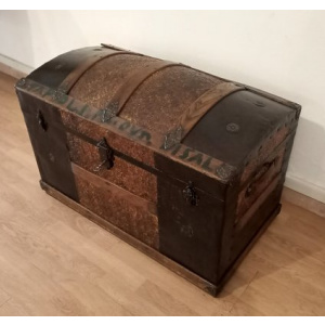 Travel trunk from early twentieth century, 1910s