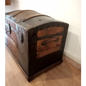 Travel trunk from early twentieth century, 1910s