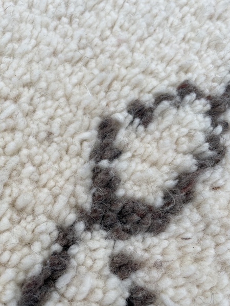 White Beni Ouarain Handknotted Berber Rug
