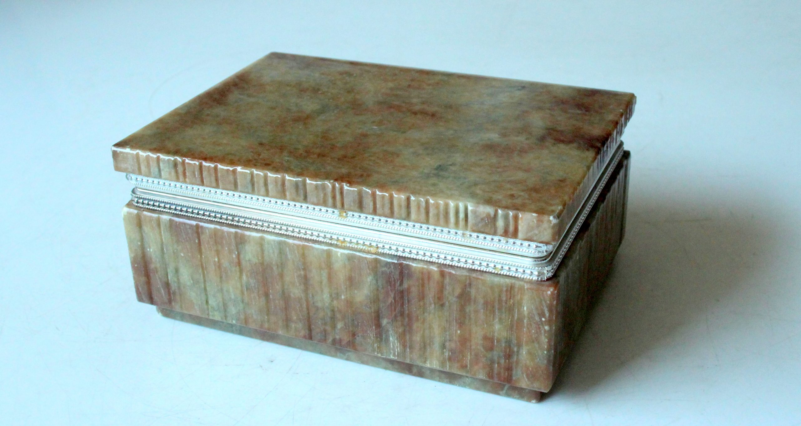 Hand carved italian onyx/alabaster cigarette box, vintage from the 1960s