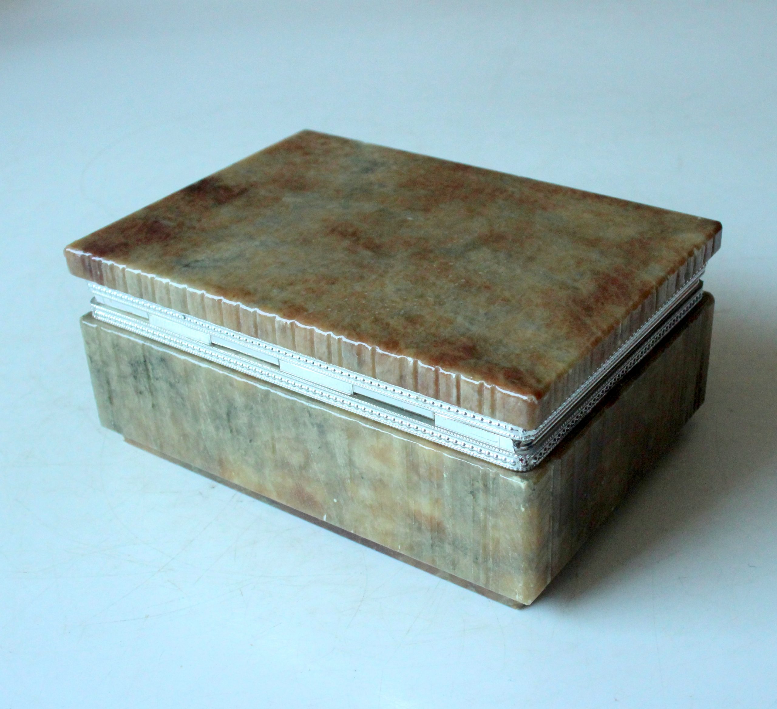 Hand carved italian onyx/alabaster cigarette box, vintage from the 1960s