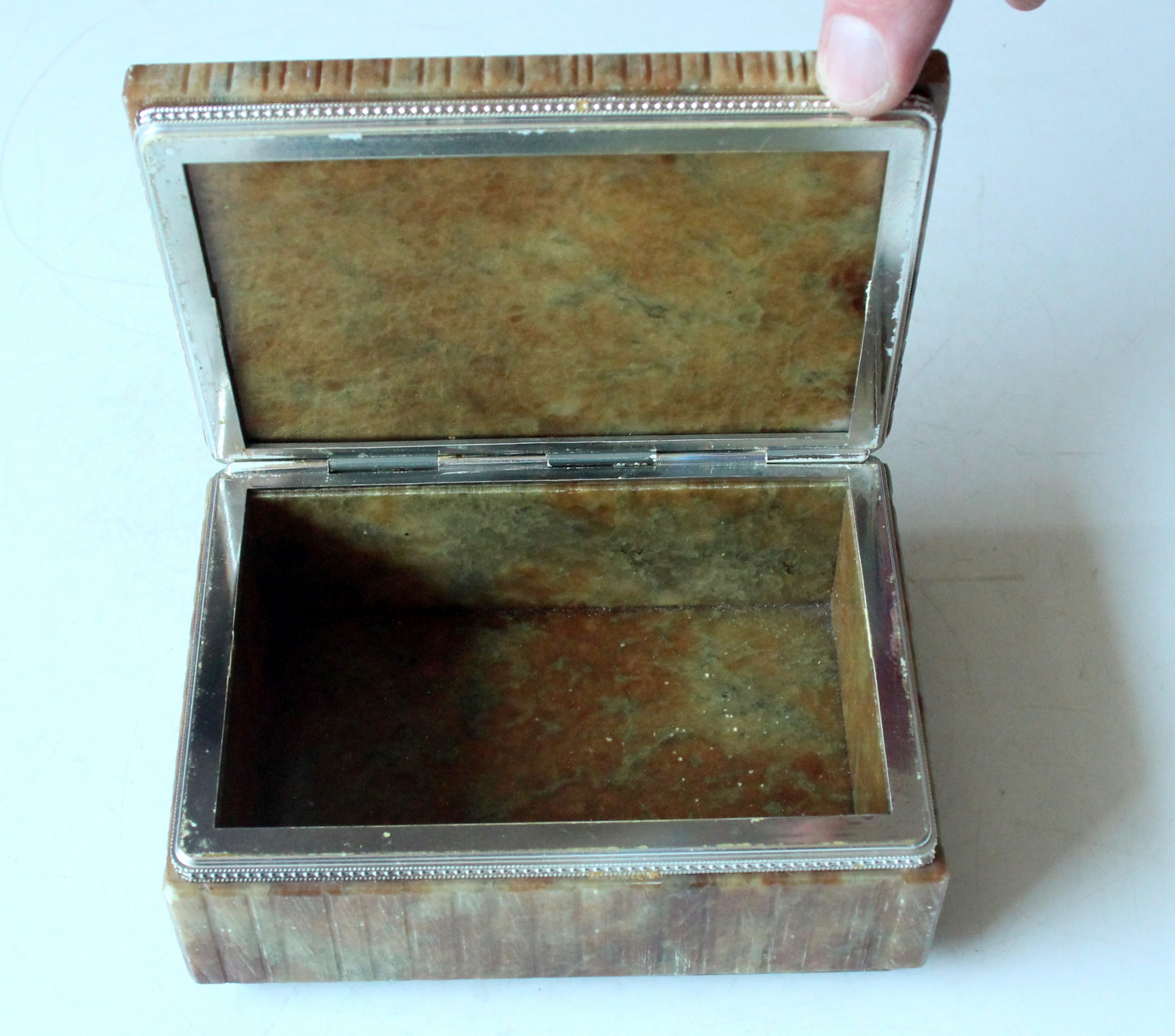 Hand carved italian onyx/alabaster cigarette box, vintage from the 1960s