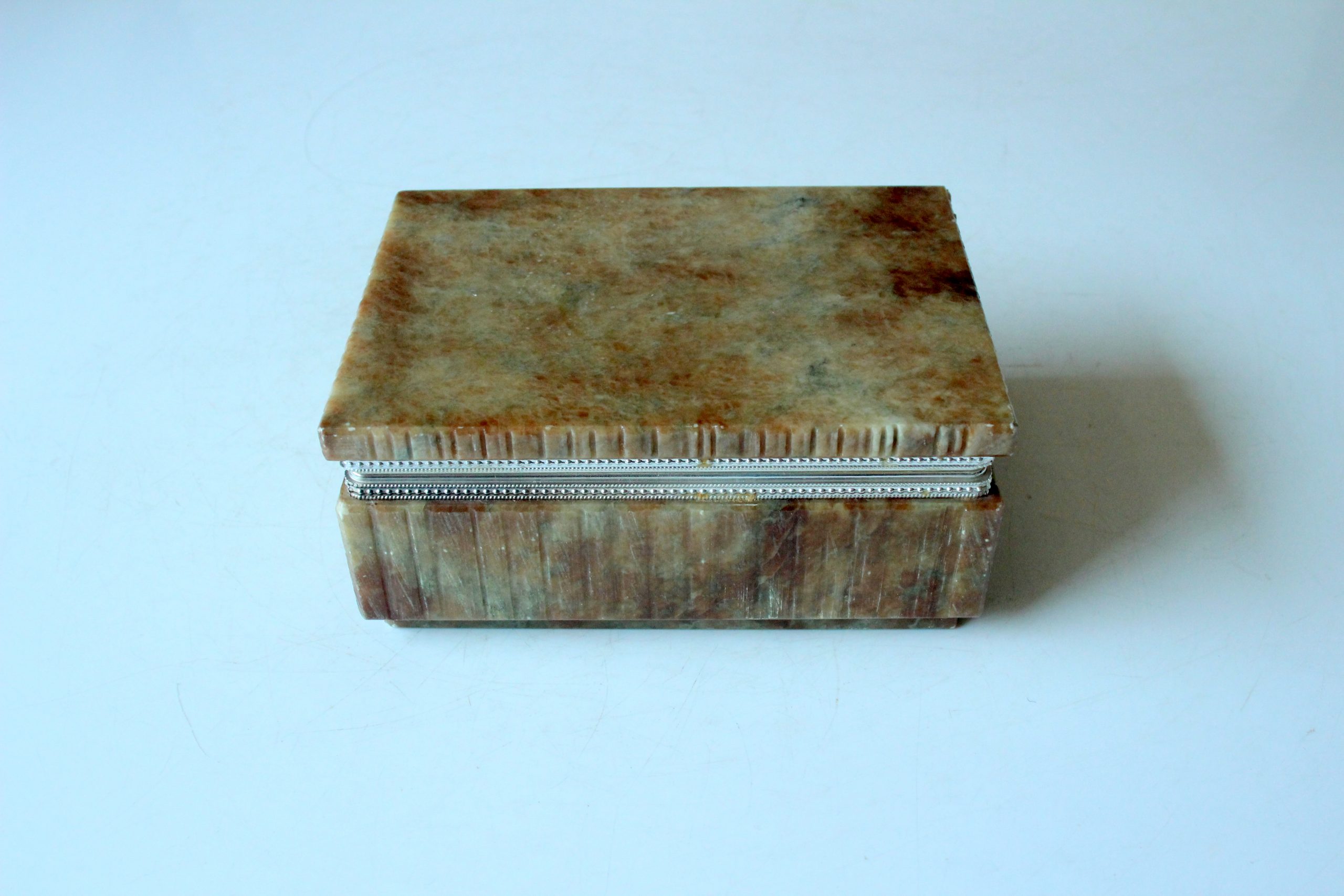 Hand carved italian onyx/alabaster cigarette box, vintage from the 1960s