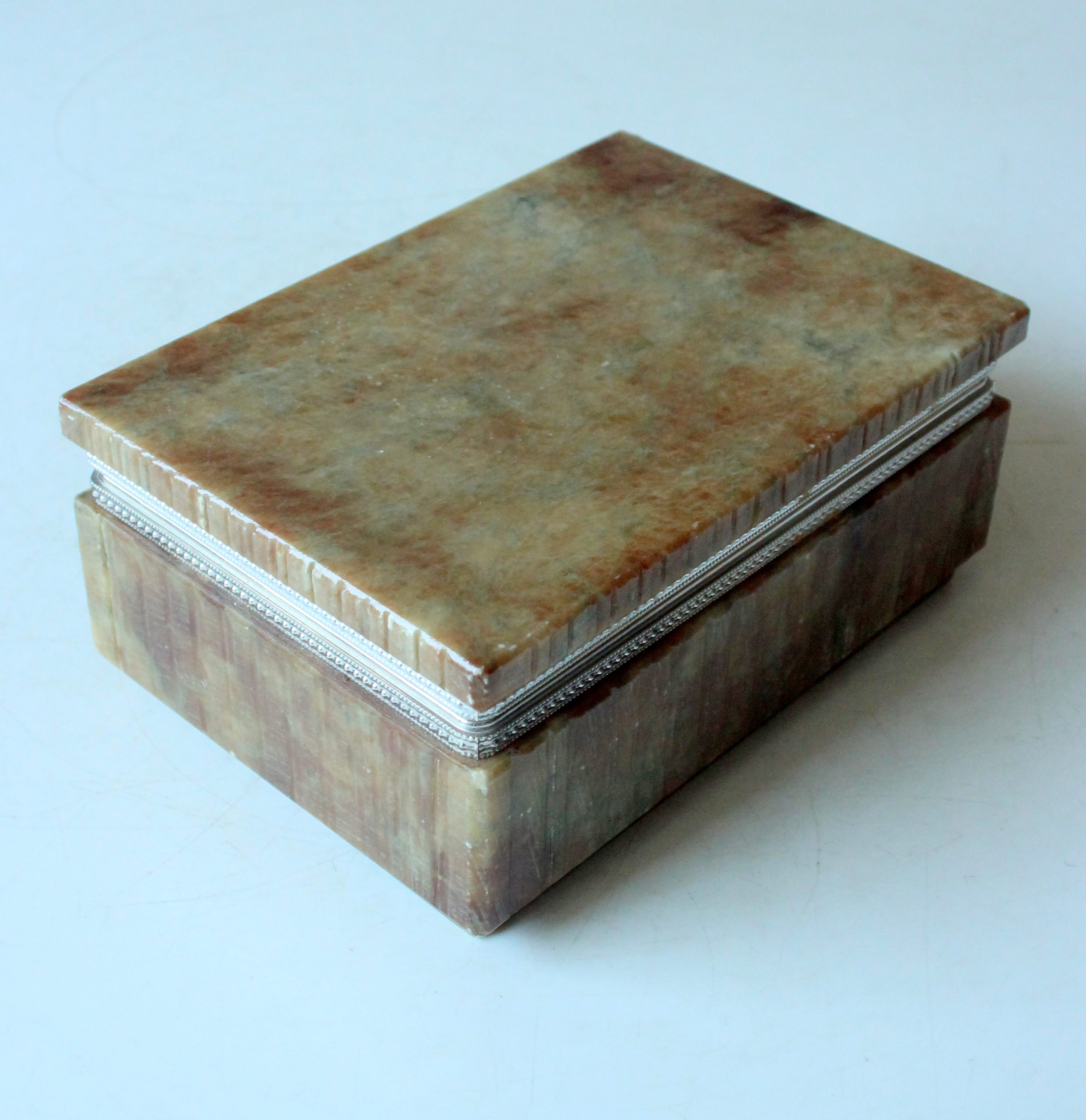 Hand carved italian onyx/alabaster cigarette box, vintage from the 1960s