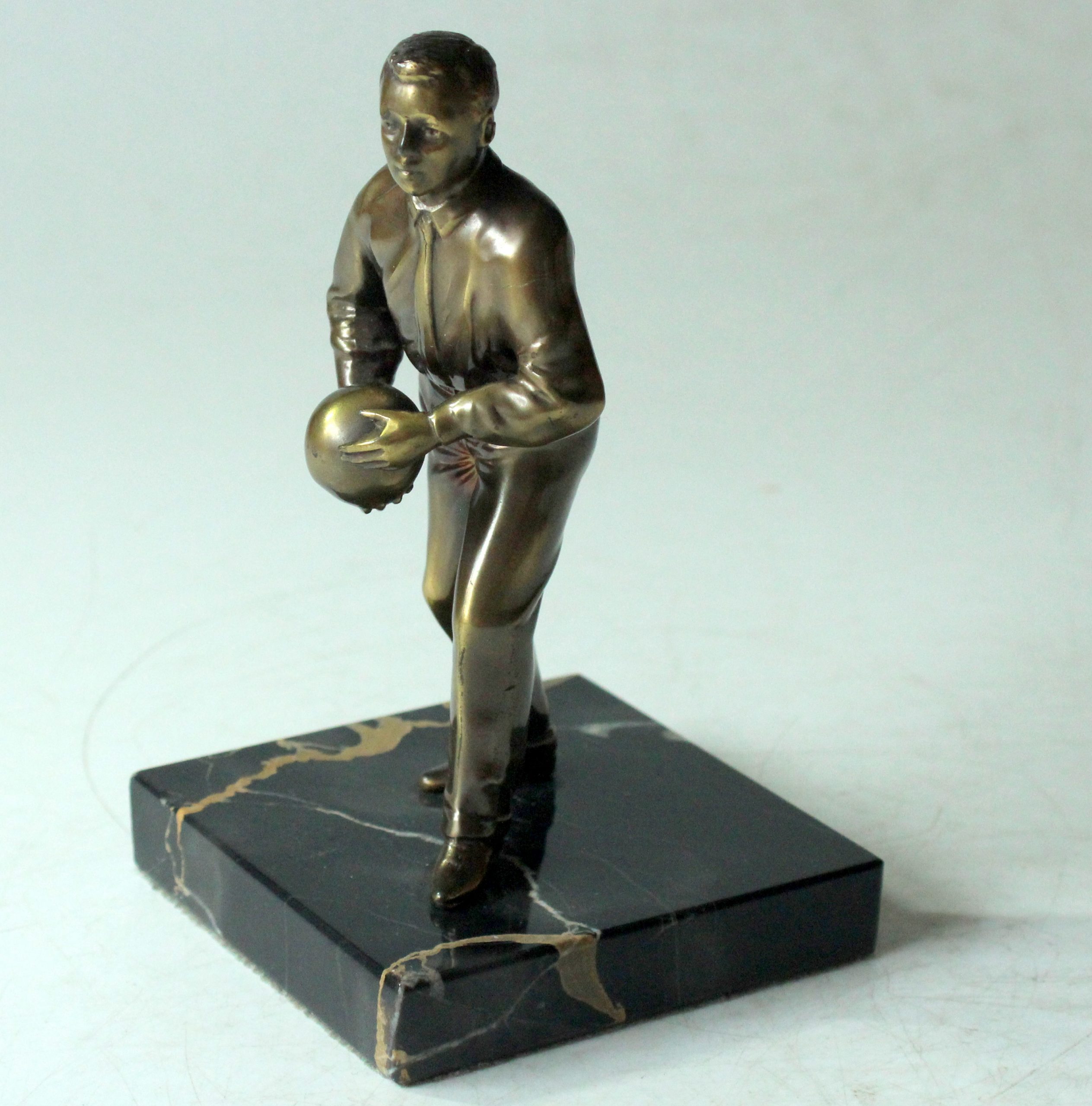 Bowler made of bronze, figurine, on a marble base, without inscription, vintage from the 60s