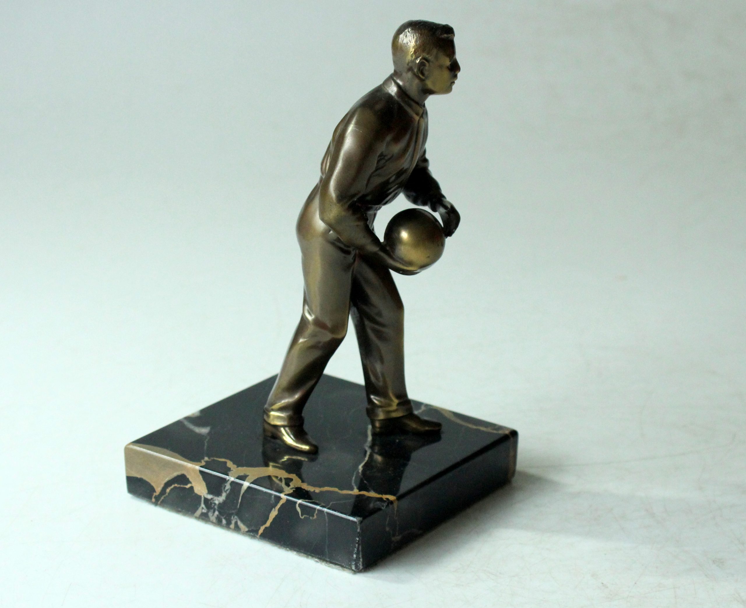 Bowler made of bronze, figurine, on a marble base, without inscription, vintage from the 60s