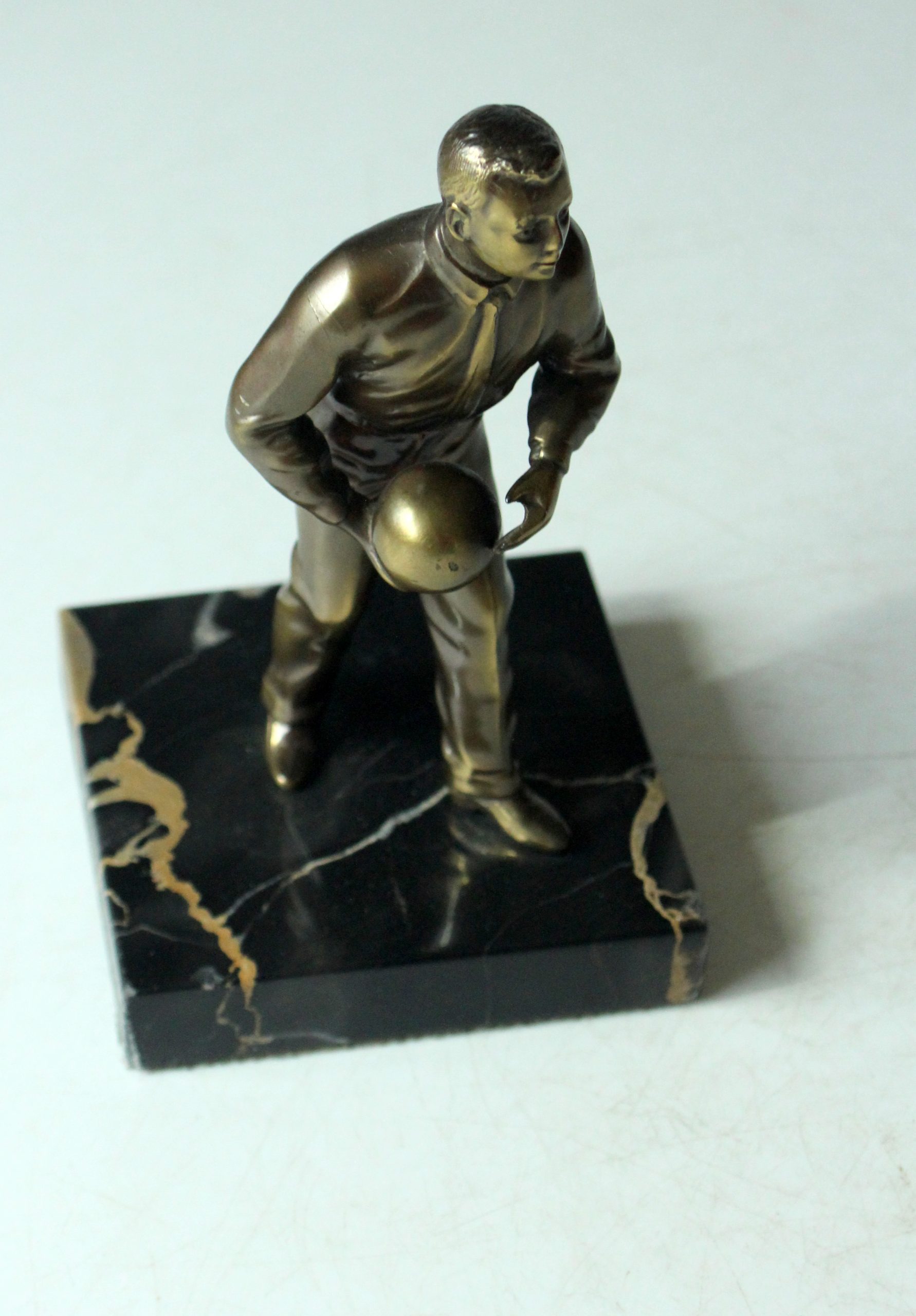 Bowler made of bronze, figurine, on a marble base, without inscription, vintage from the 60s