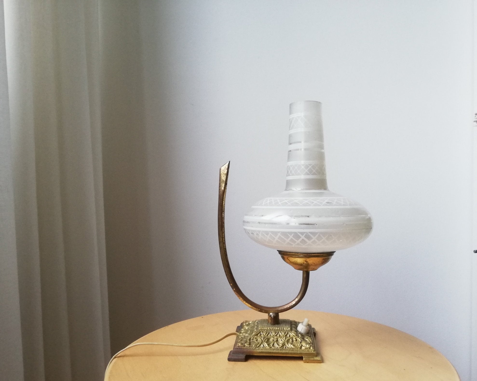 Brass and frosted glass Art Nouveau Aladdin small table lantern lamp