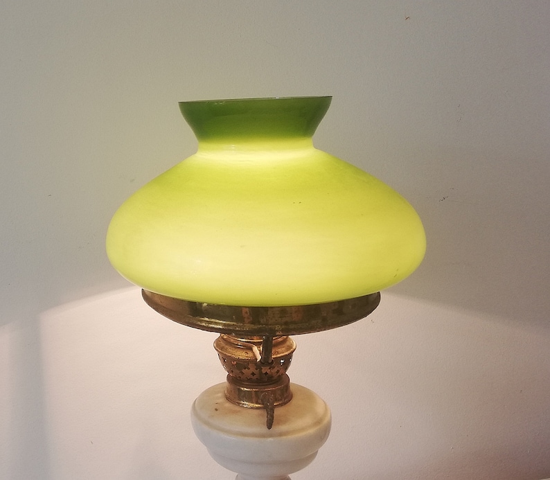 Vintage Hurricane library lamp in marble and green oplaine glass