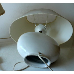 2 Bedside lamps made of white ceramic with floral motifs and with fabric lampshades, vintage from the 1970s