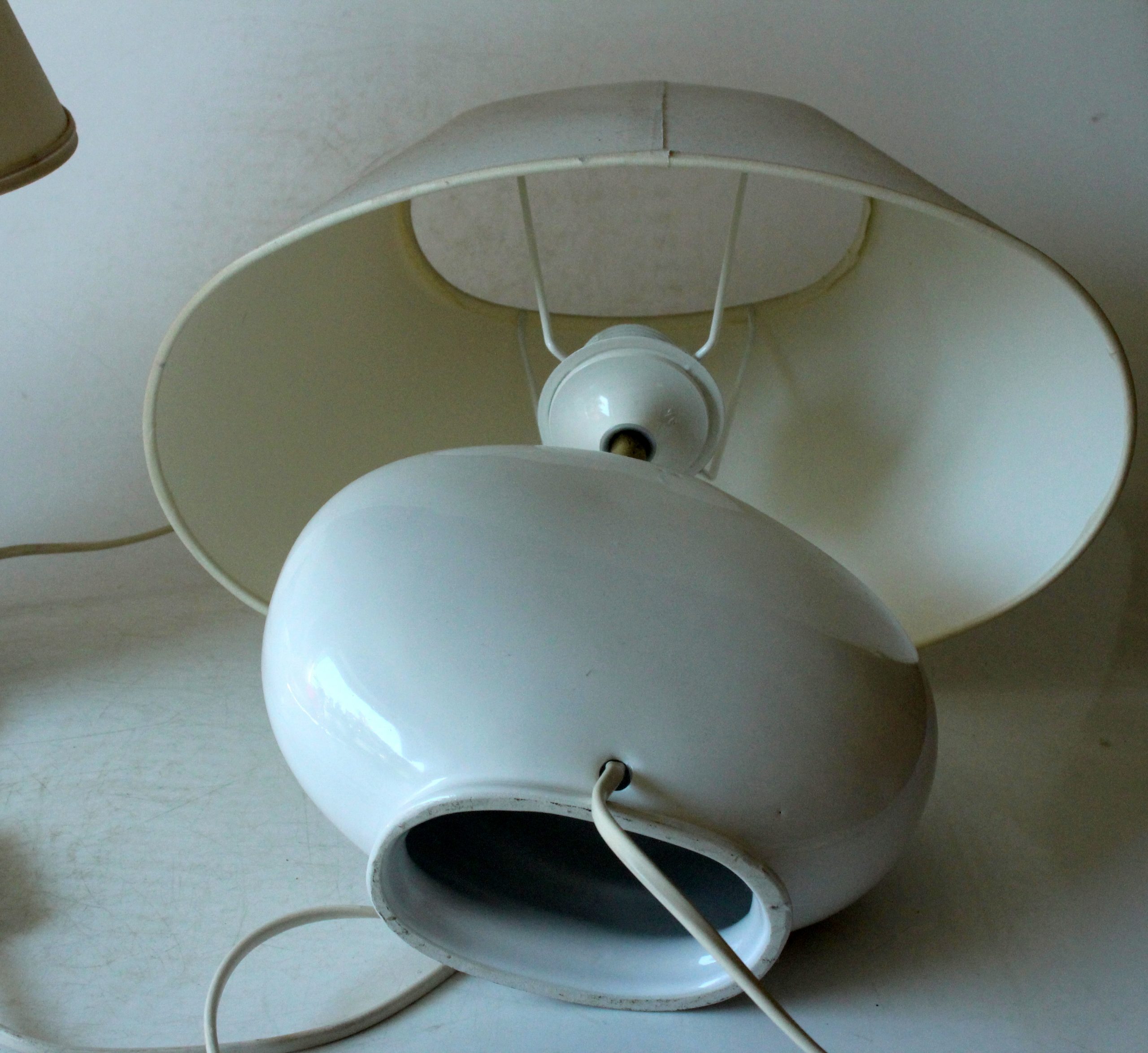 2 Bedside lamps made of white ceramic with floral motifs and with fabric lampshades, vintage from the 1970s