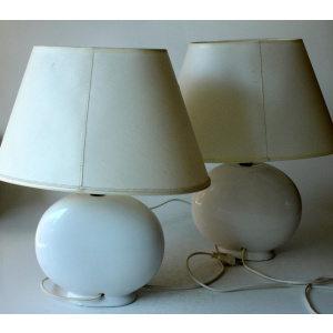 2 Bedside lamps made of white ceramic with floral motifs and with fabric lampshades, vintage from the 1970s
