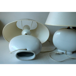 2 Bedside lamps made of white ceramic with floral motifs and with fabric lampshades, vintage from the 1970s
