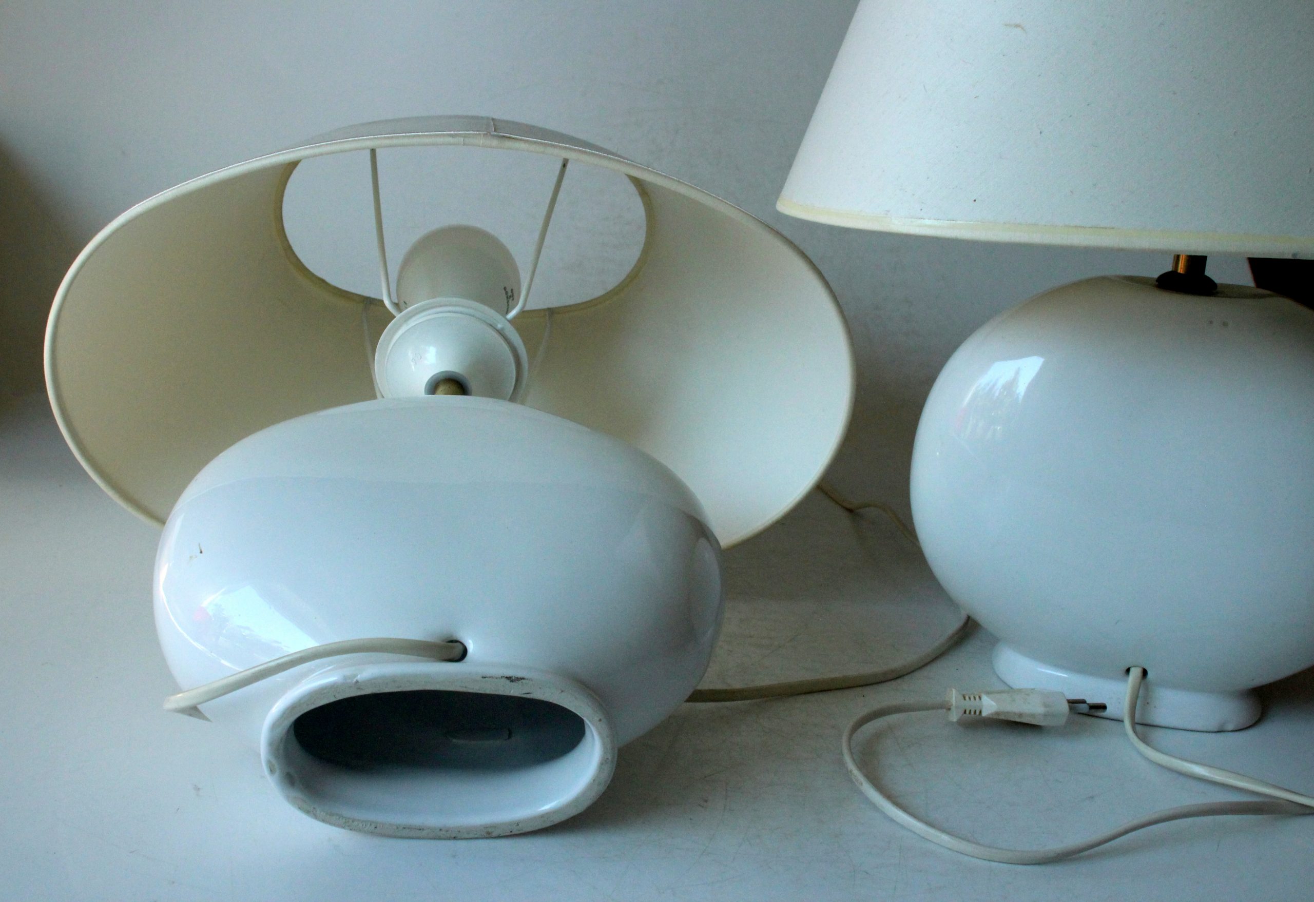2 Bedside lamps made of white ceramic with floral motifs and with fabric lampshades, vintage from the 1970s