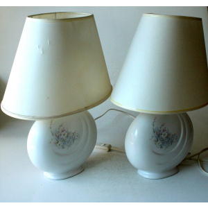 2 Bedside lamps made of white ceramic with floral motifs and with fabric lampshades, vintage from the 1970s