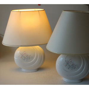 2 Bedside lamps made of white ceramic with floral motifs and with fabric lampshades, vintage from the 1970s