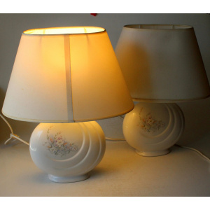 2 Bedside lamps made of white ceramic with floral motifs and with fabric lampshades, vintage from the 1970s