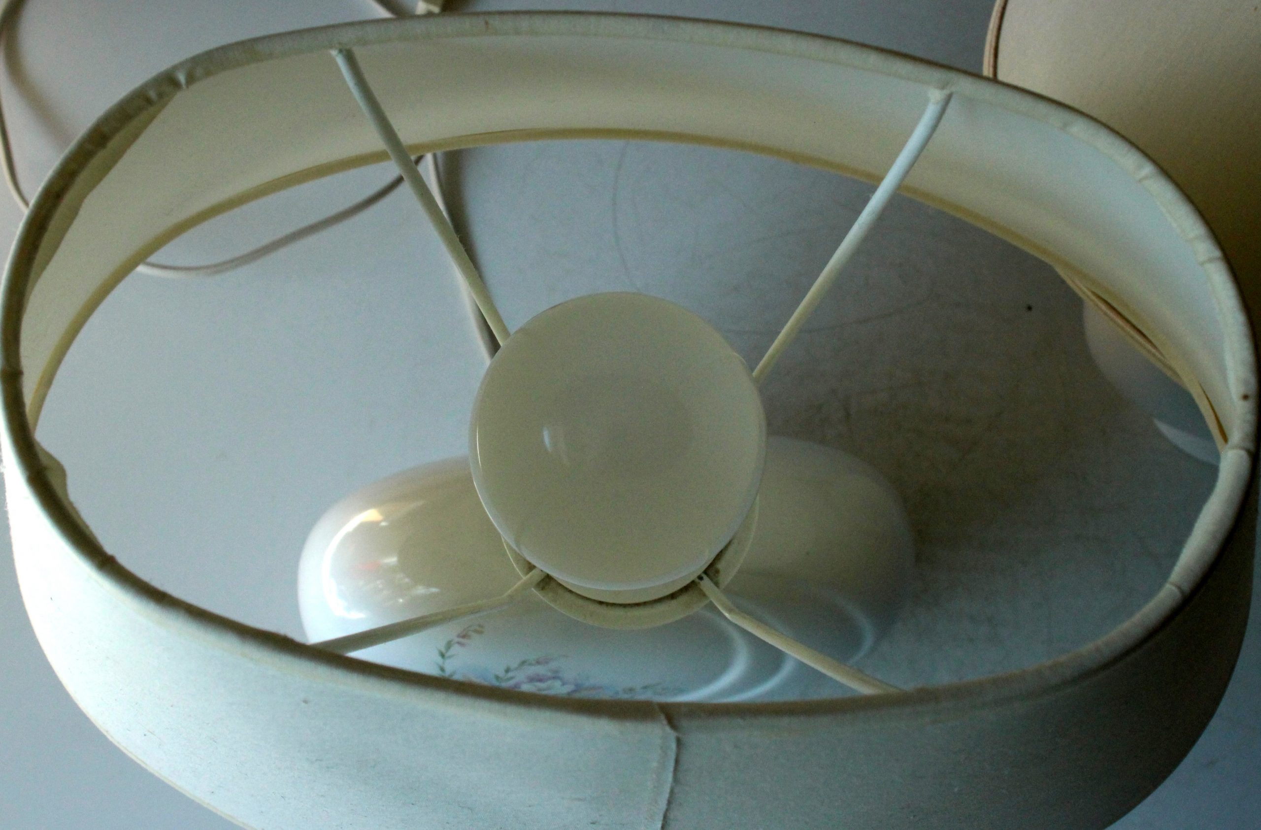 2 Bedside lamps made of white ceramic with floral motifs and with fabric lampshades, vintage from the 1970s