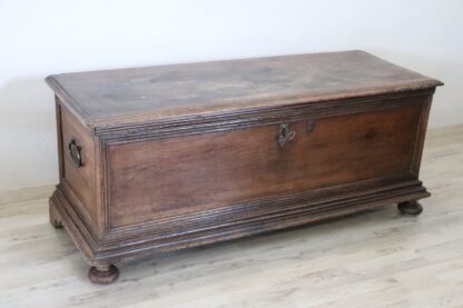 17th Century Blanket Chest in Walnut Wood - Image 2