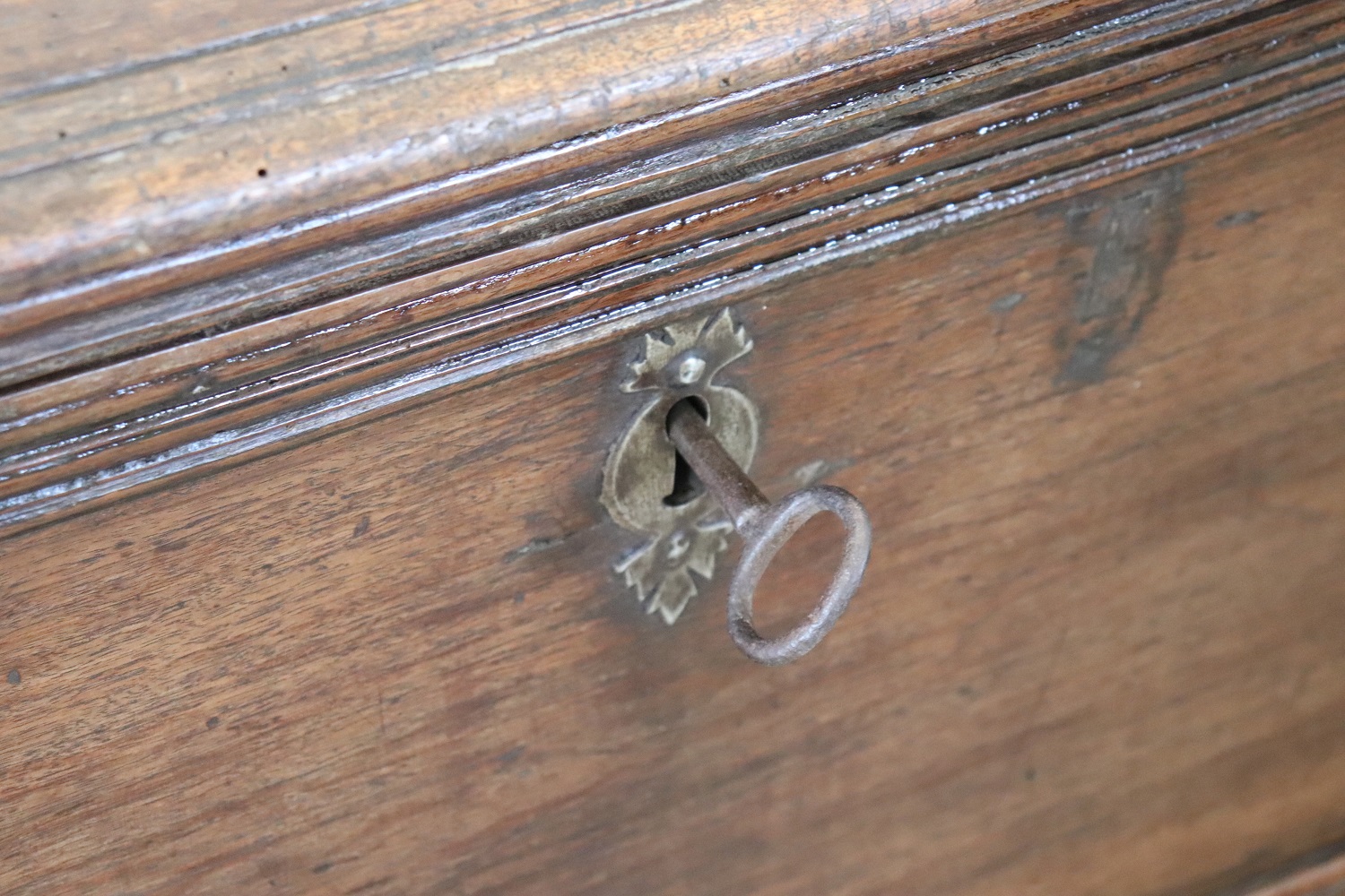 17th Century Blanket Chest in Walnut Wood