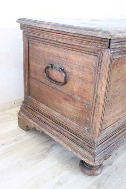 17th Century Blanket Chest in Walnut Wood - Image 5